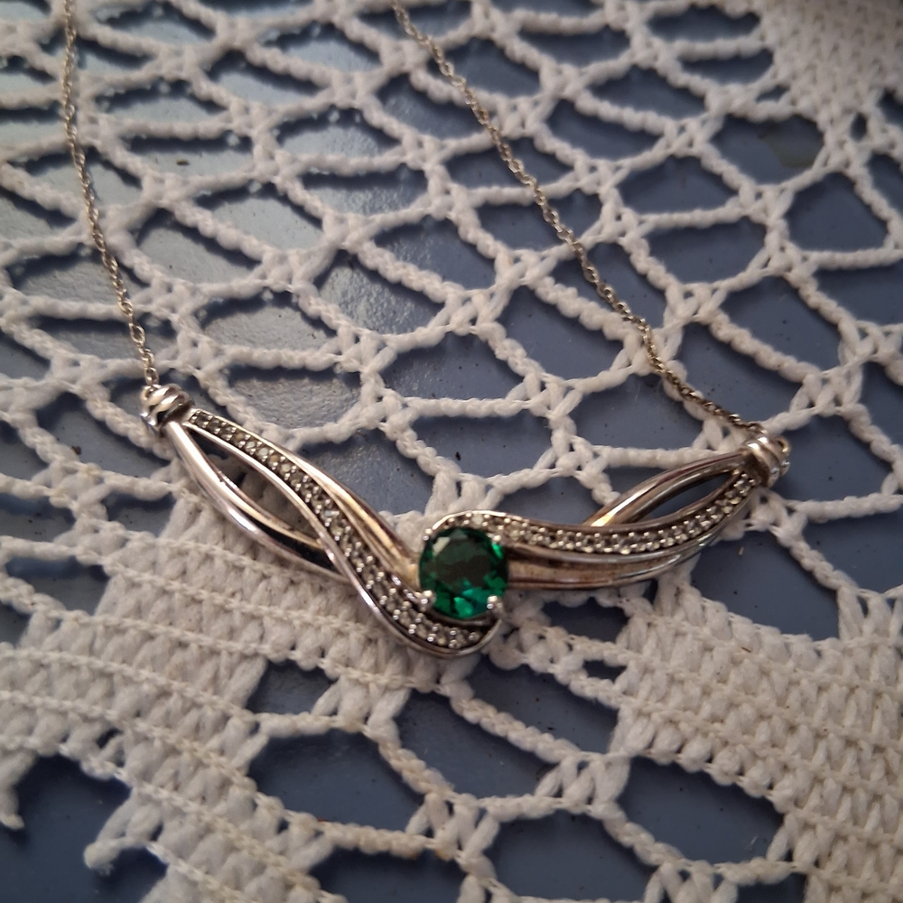 Elegant 925 Sterling Silver Necklace with A Emerald Gemstone - Picture 5 of 5